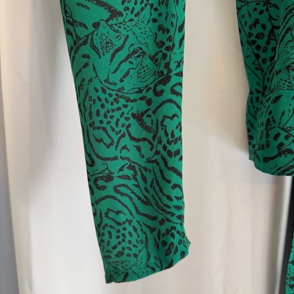 Silk Green Animal Print Wrap Blouse Tie Waist V Neck Women’s Small - Picture 8 of 11